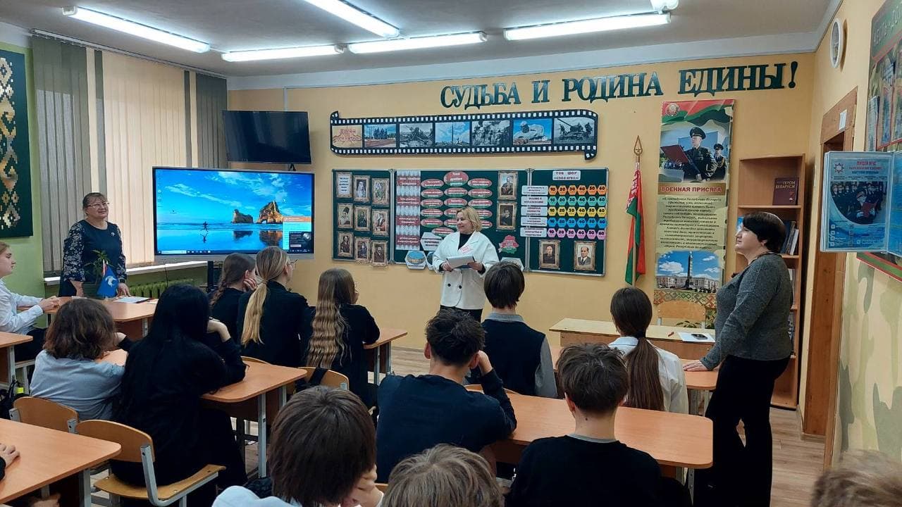 «Быть достойным гражданином Республики Беларусь – значит разделять и поддерживать духовные ценности белорусского общества». 1.jpg